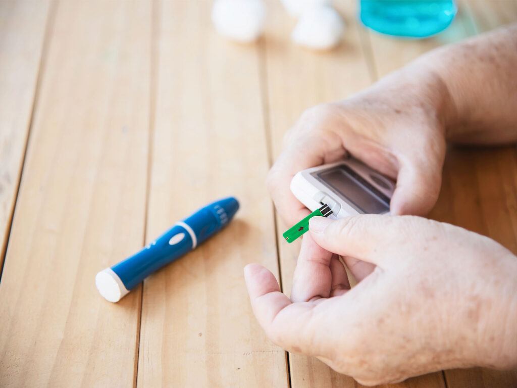 persona haciendose prueba de diabetes