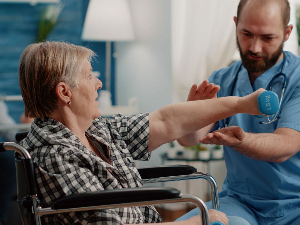 Ejercicios para personas mayores en sillas de ruedas.