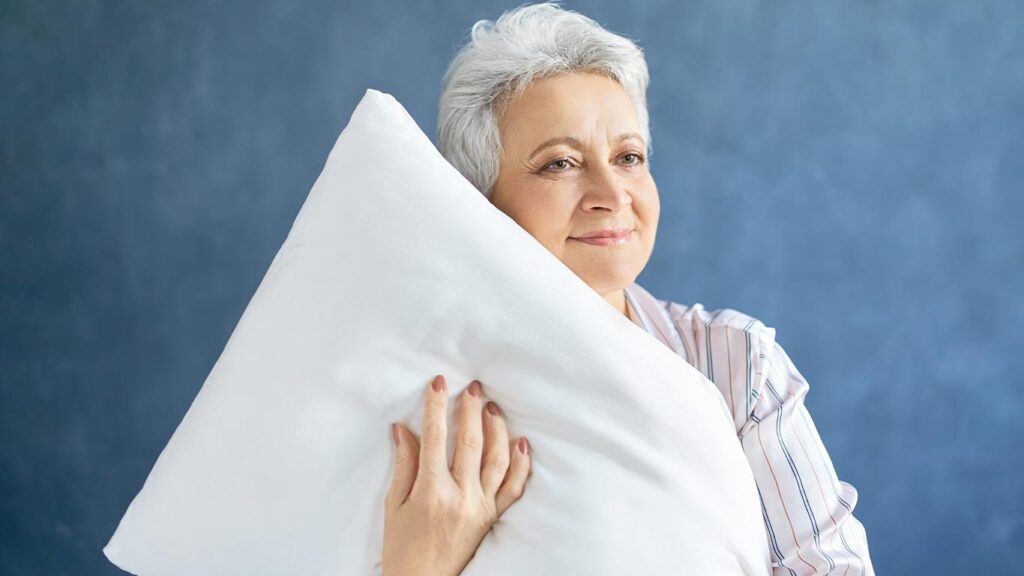 El uso de empapadores de cama para personas mayores puede ayudar a mantener limpia la ropa de cama.