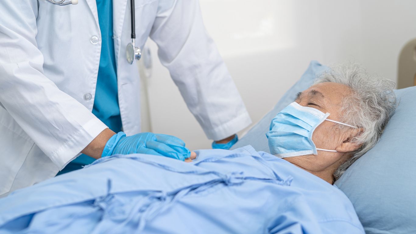 es contagiosa la neumonía en adultos mayores