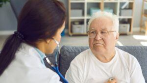 es contagiosa la neumonía en adultos mayores