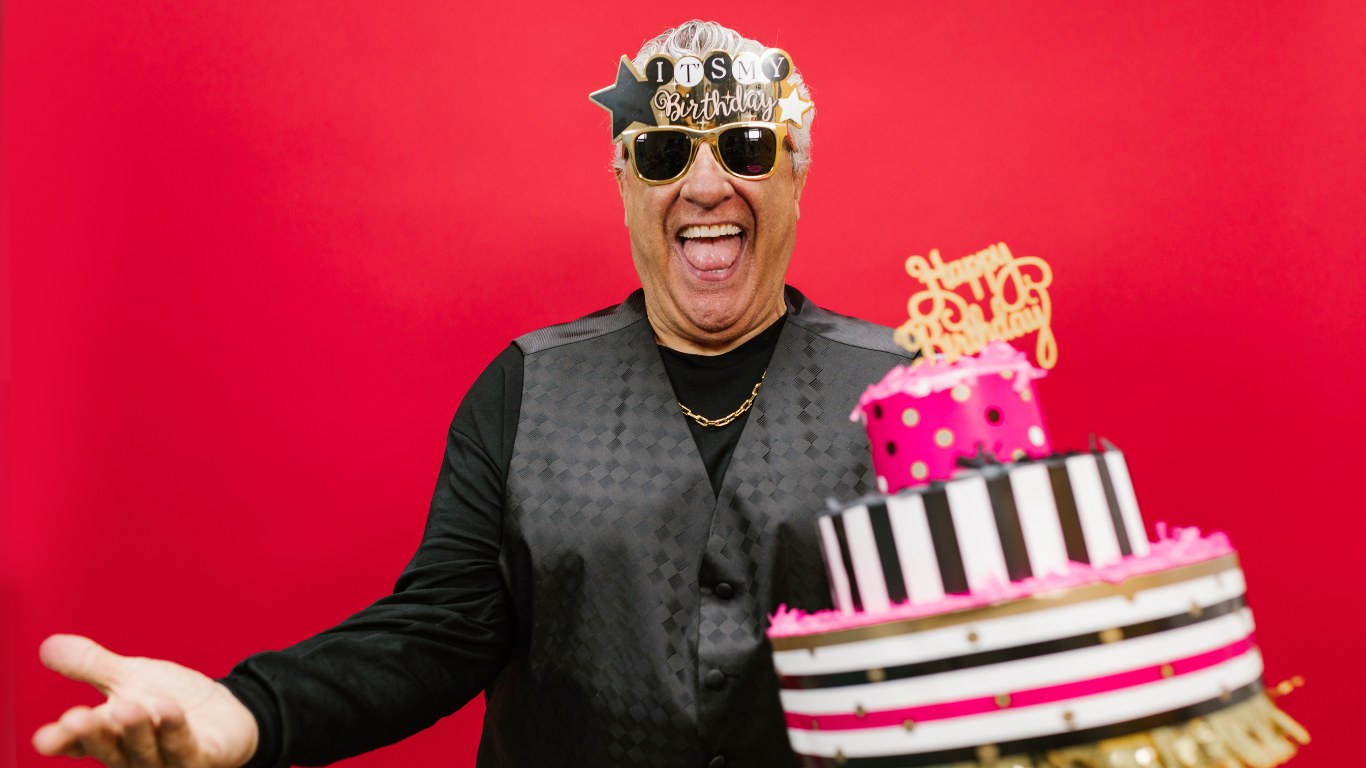 felicitar cumpleaños a una persona mayor