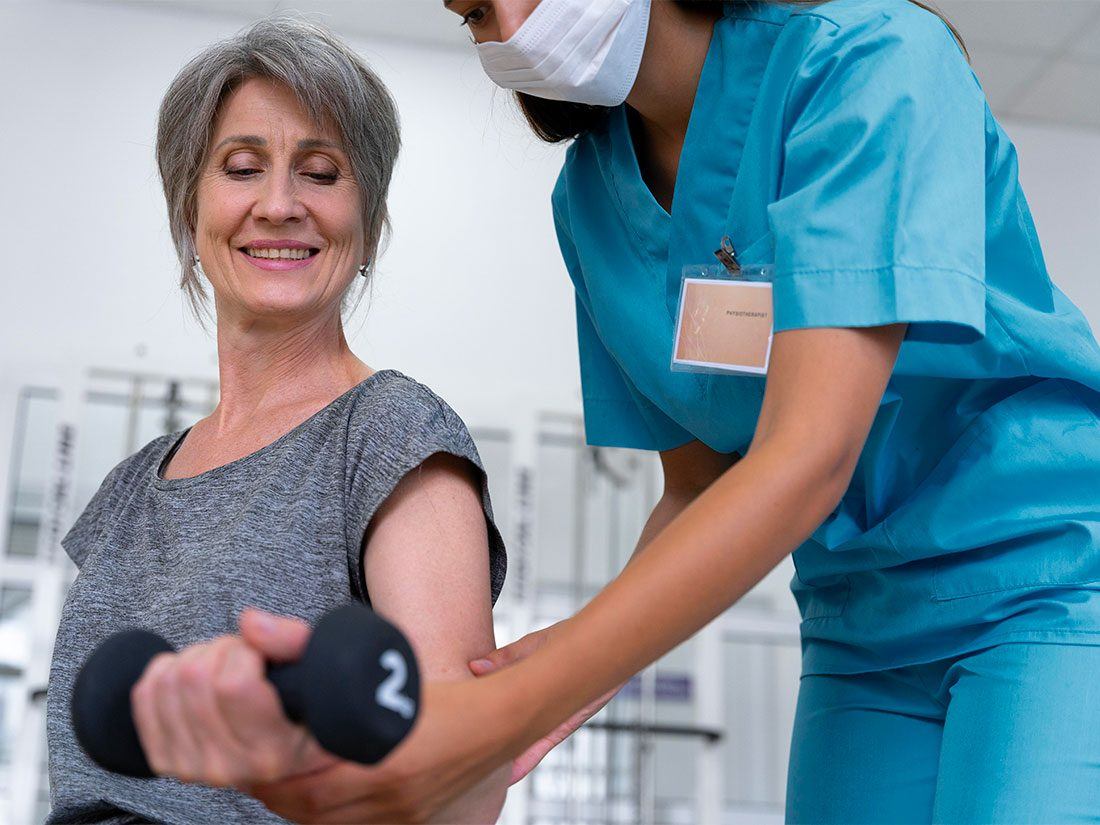 ¿Como la fisioterapia ayuda al adulto mayor? La fisioterapia es particularmente importante para los adultos de 65 años o más, ya que los músculos y las articulaciones tienden a perder fuerza y estabilidad con el tiempo.