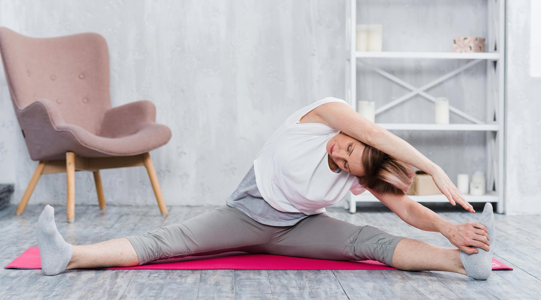 Meditación para personas mayores: Anciana haciendo estiramiento de yoga en casa
