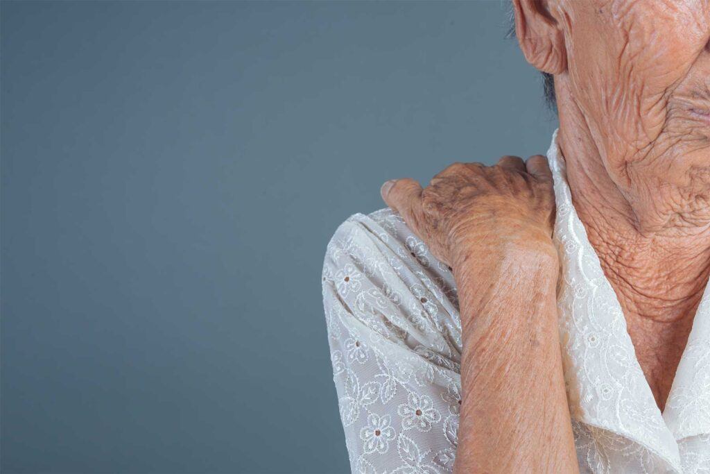 Sr. de edad avanzada realizando ejercicios de resistencia para prevenir la sarcopenia.