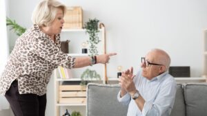 La agresividad en los ancianos puede estar asociada a diversos factores, como problemas de salud, dolor crónico, confusión mental o frustración.