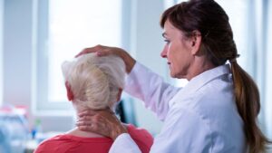 Los síntomas de las vértebras aplastadas en ancianos pueden variar, pero comúnmente incluyen dolor en la espalda, pérdida de estatura, postura encorvada y dificultad para moverse.
